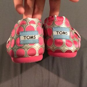 Cute polka dot white and pink shoes From toms